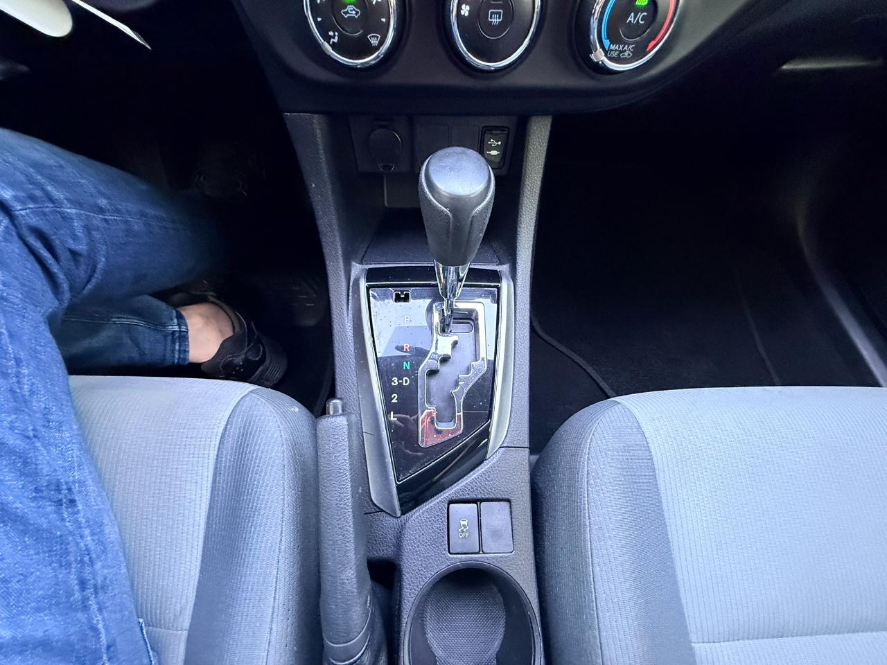 Toyota Corolla L 4-Speed AT 2015