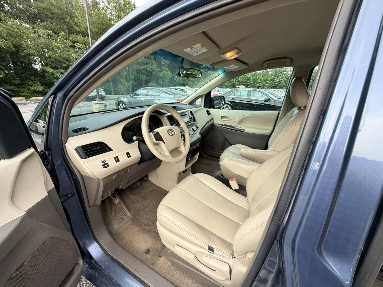 Toyota Sienna FWD 7-Passenger V6 2013