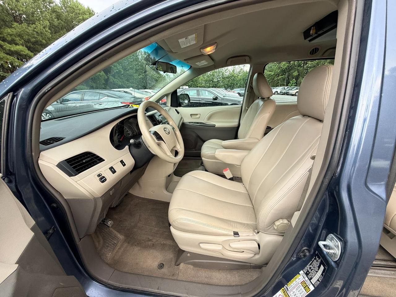 Toyota Sienna FWD 7-Passenger V6 2013