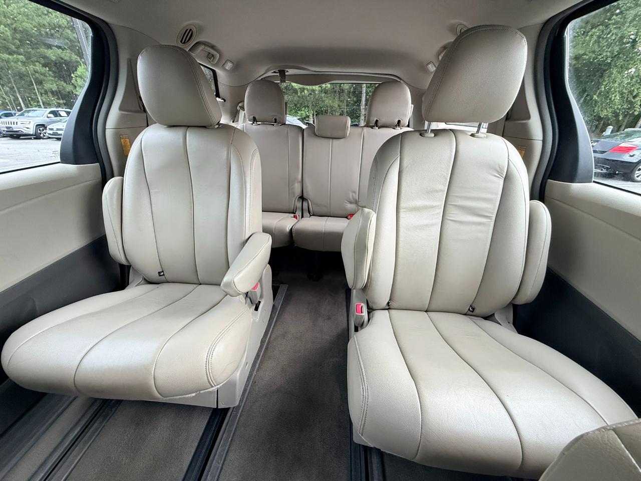 Toyota Sienna FWD 7-Passenger V6 2013