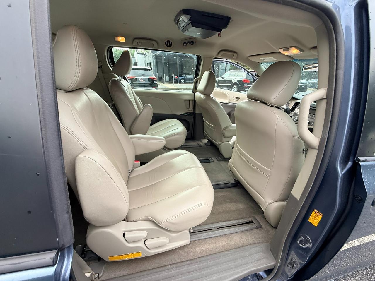 Toyota Sienna FWD 7-Passenger V6 2013