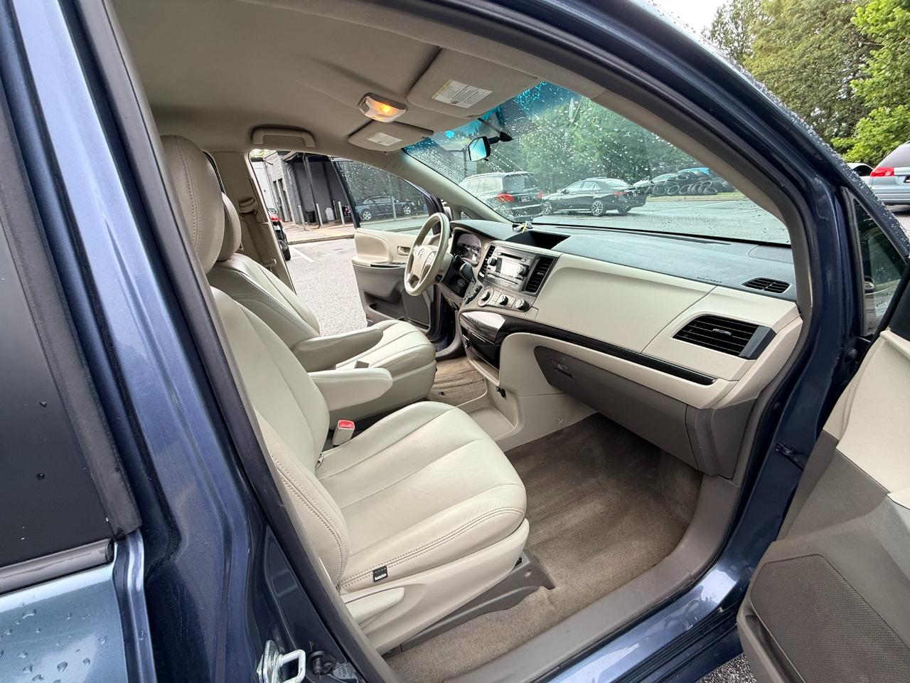 Toyota Sienna FWD 7-Passenger V6 2013