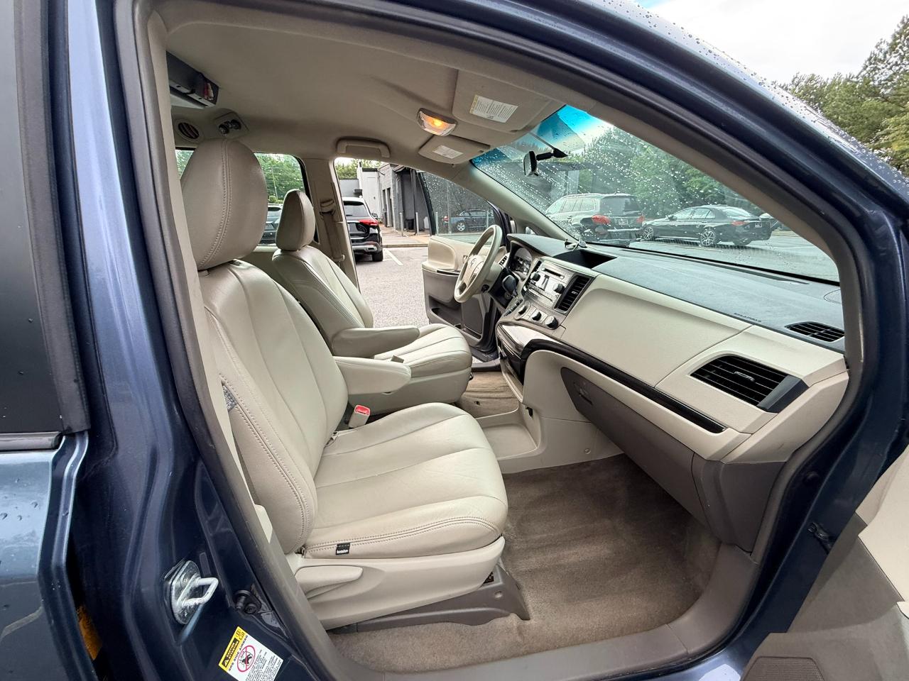Toyota Sienna FWD 7-Passenger V6 2013