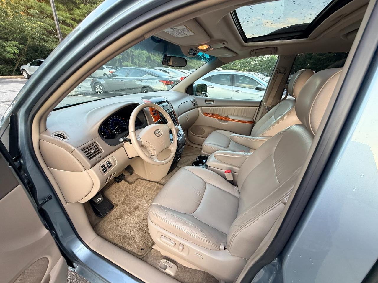 Toyota Sienna XLE FWD 2009