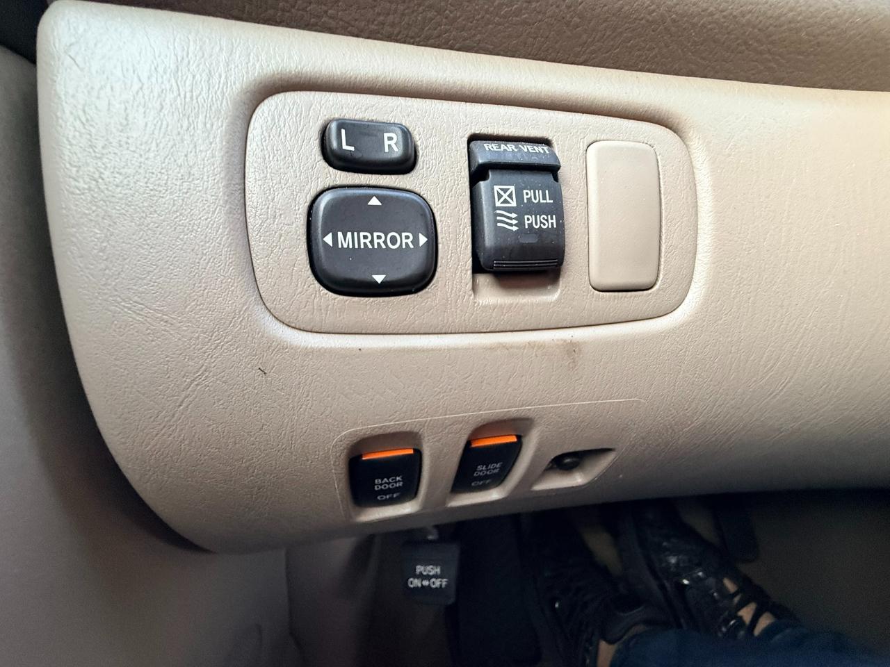 Toyota Sienna XLE FWD 2009