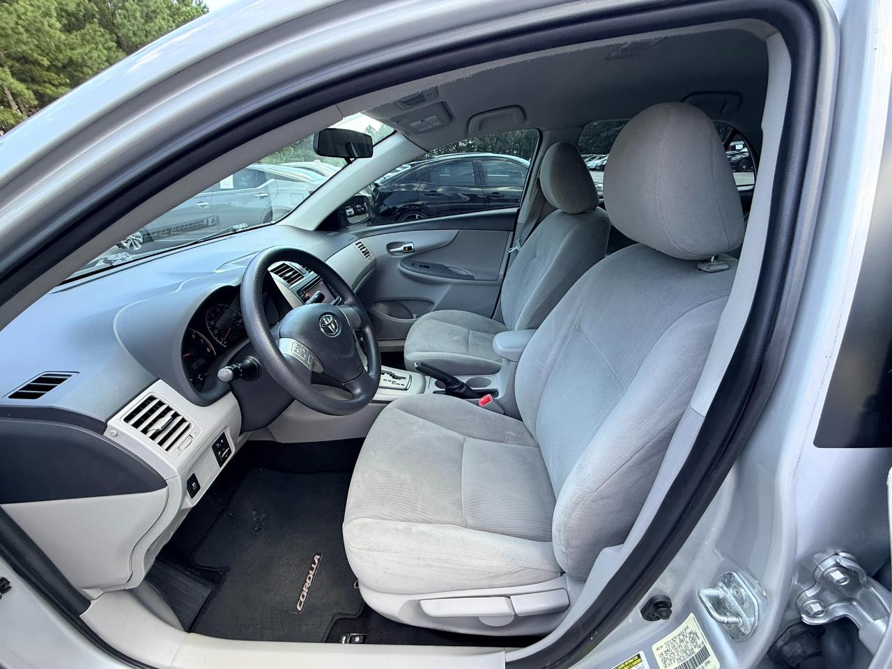 Toyota Corolla LE 4-Speed AT 2013