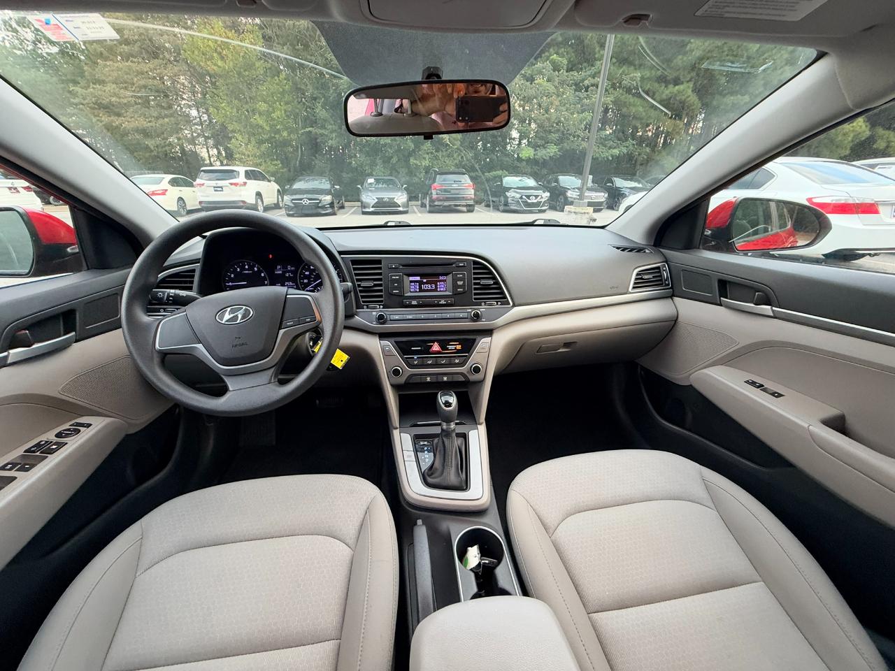 Hyundai Elantra photo 2