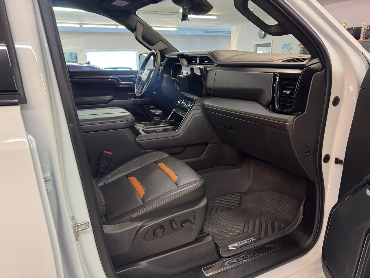 GMC Sierra 1500 AT4 Crew Cab 4WD 2024