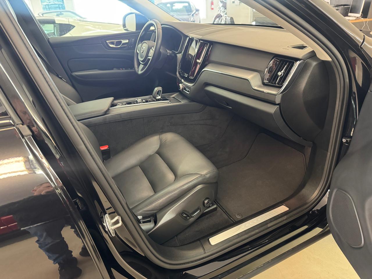 Volvo XC60 B5 Core AWD 2025