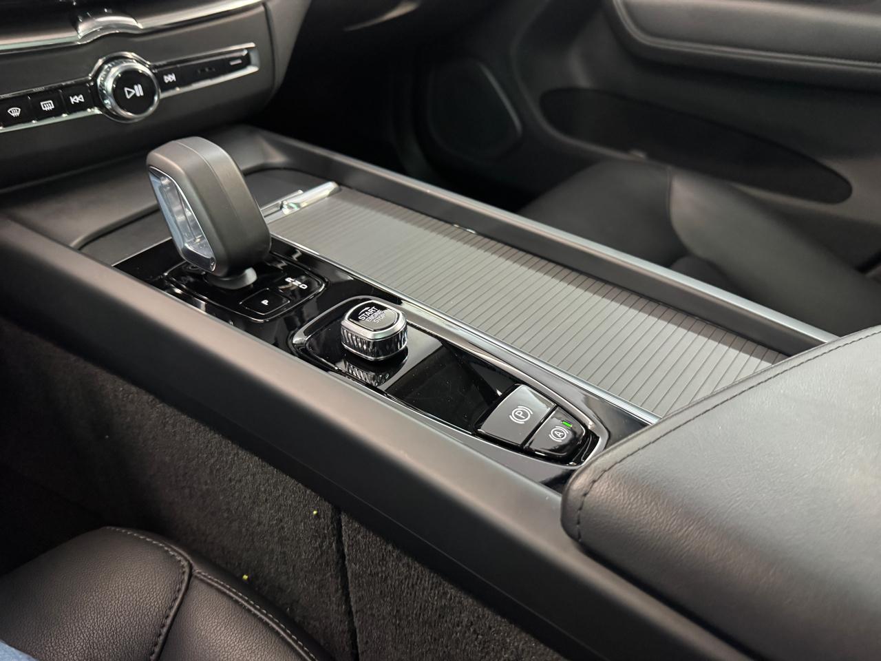 Volvo XC60 B5 Core AWD 2025