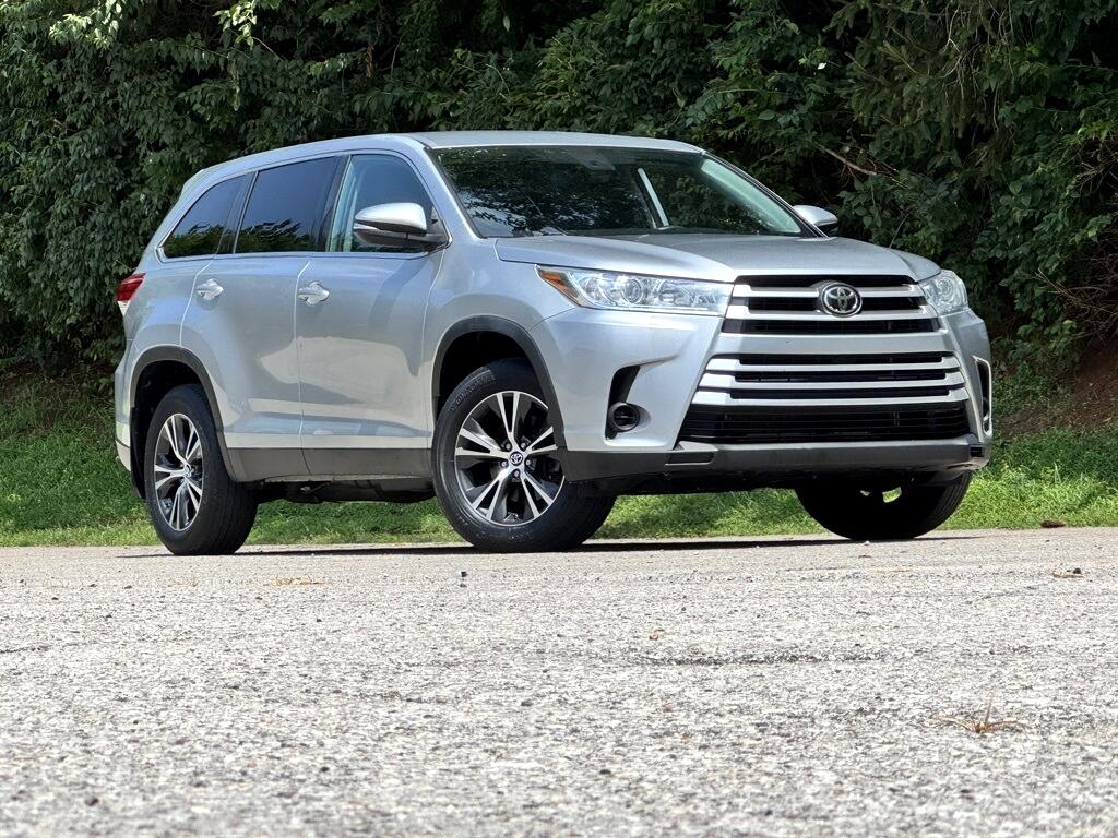2019 Toyota Highlander LE photo 2