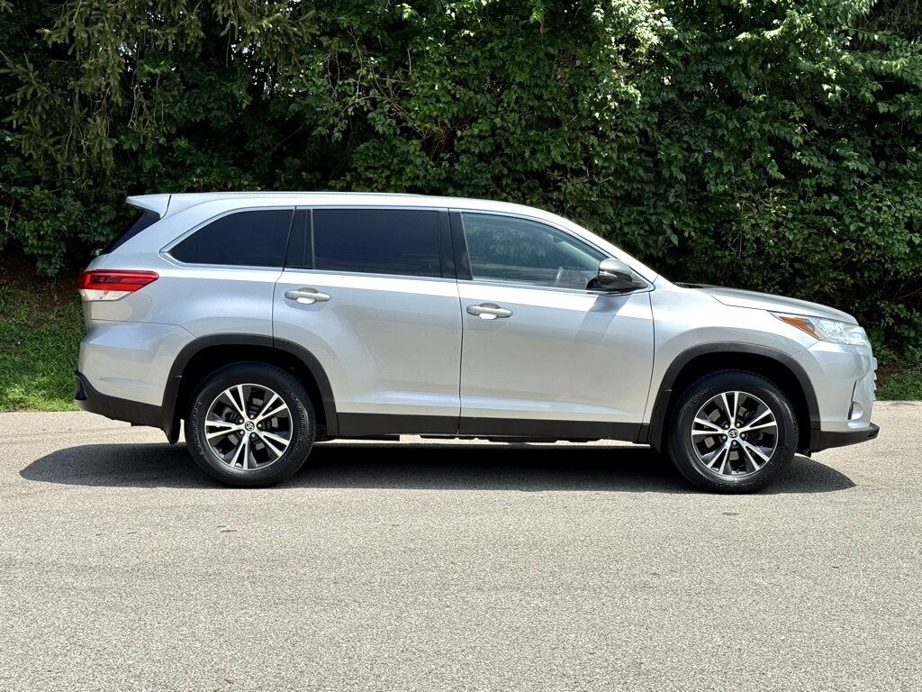 2019 Toyota Highlander LE photo 4