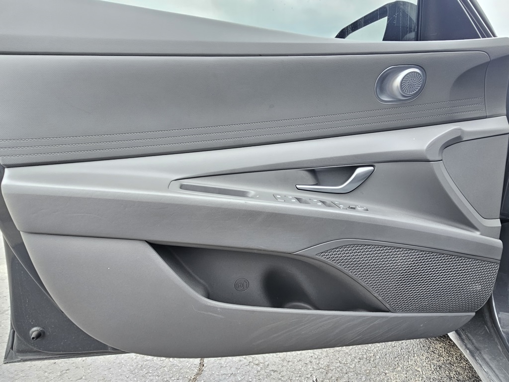 Hyundai Elantra  2023