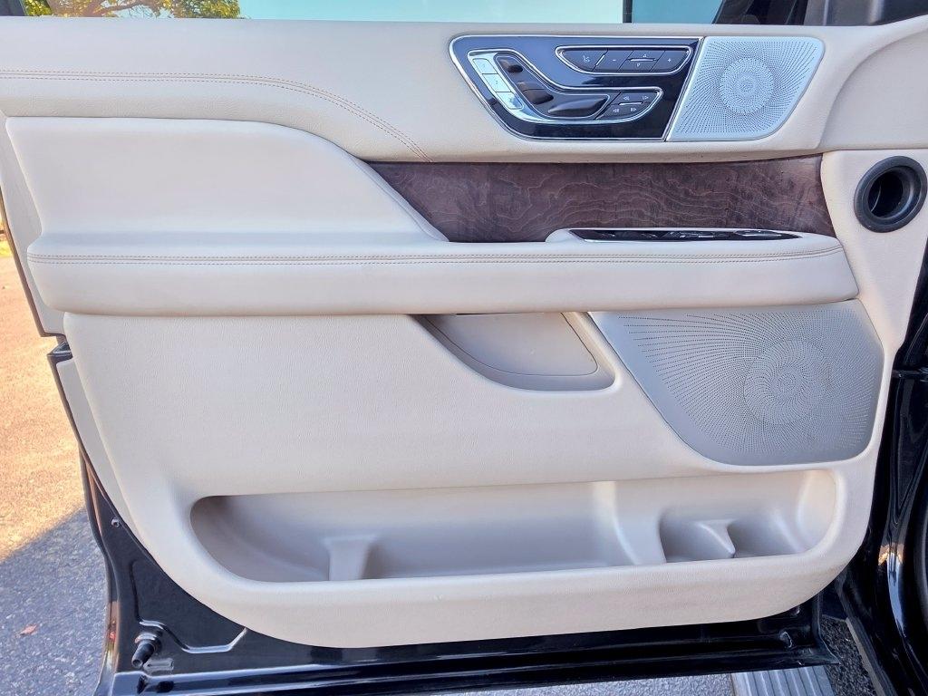 Lincoln Navigator photo 12