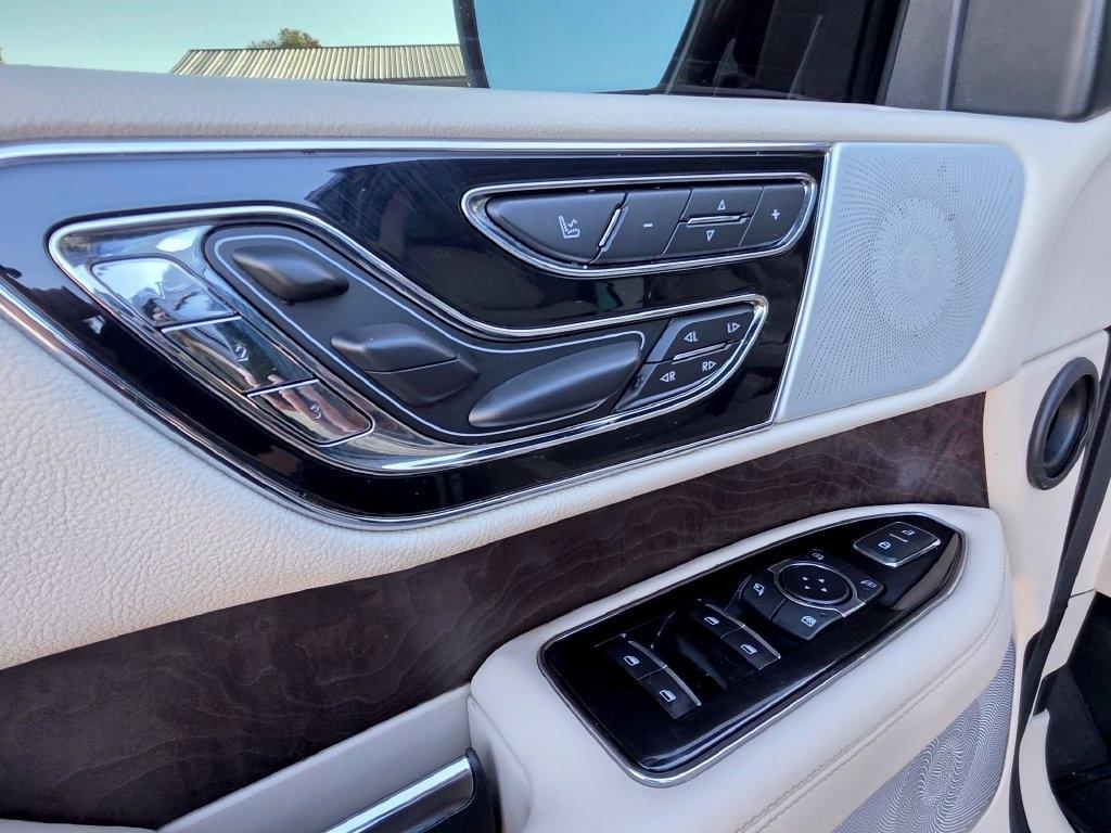 Lincoln Navigator photo 13