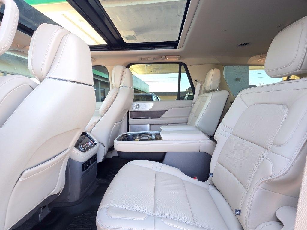 Lincoln Navigator photo 20