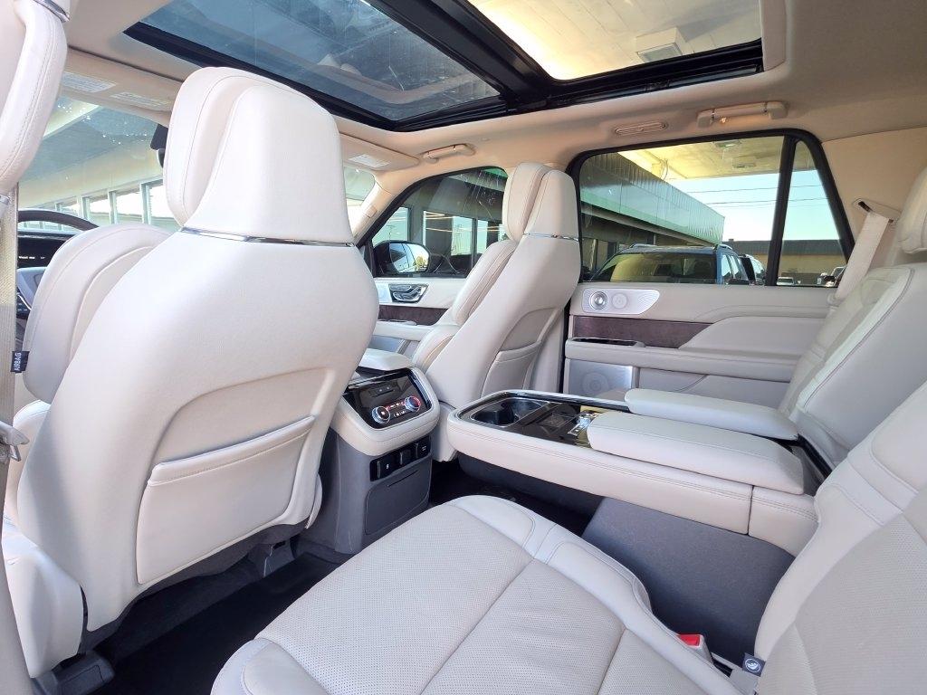 Lincoln Navigator photo 21
