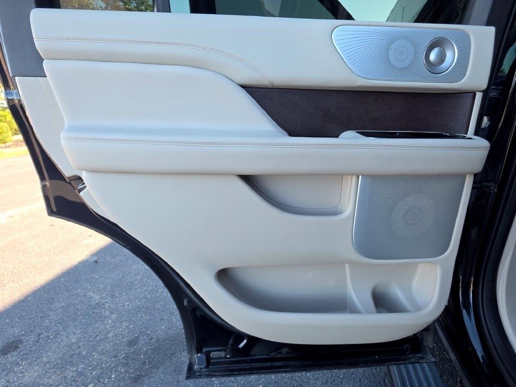 Lincoln Navigator photo 22