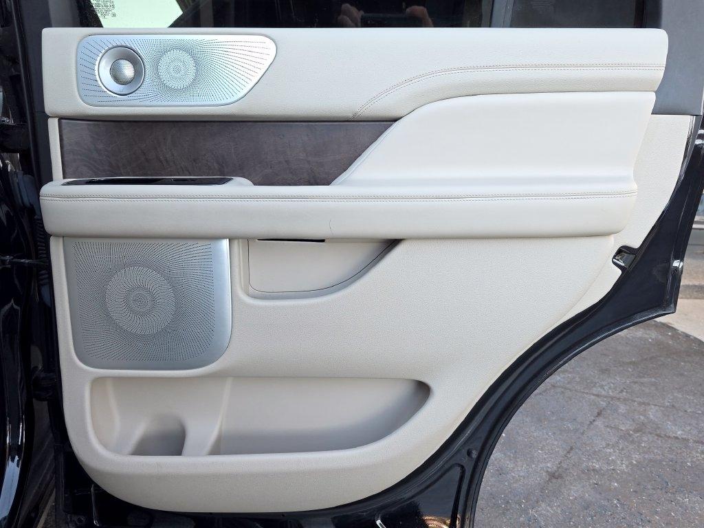 Lincoln Navigator photo 29