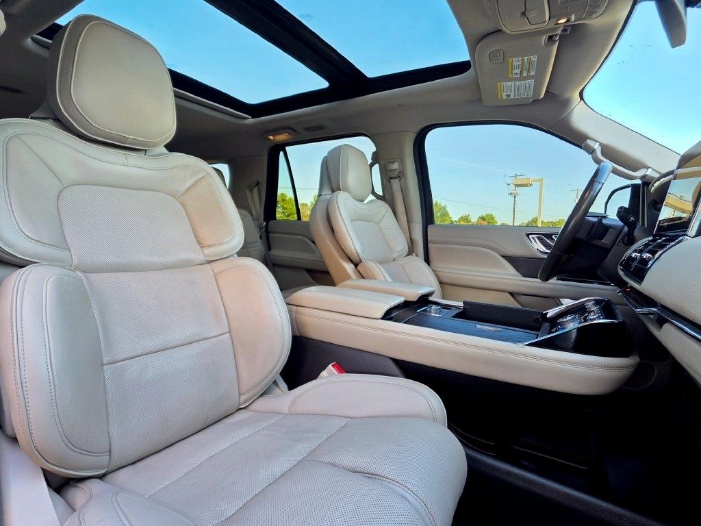 Lincoln Navigator photo 32