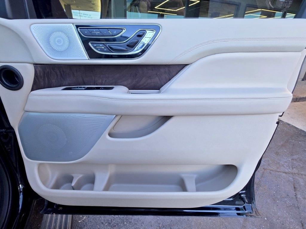 Lincoln Navigator photo 33