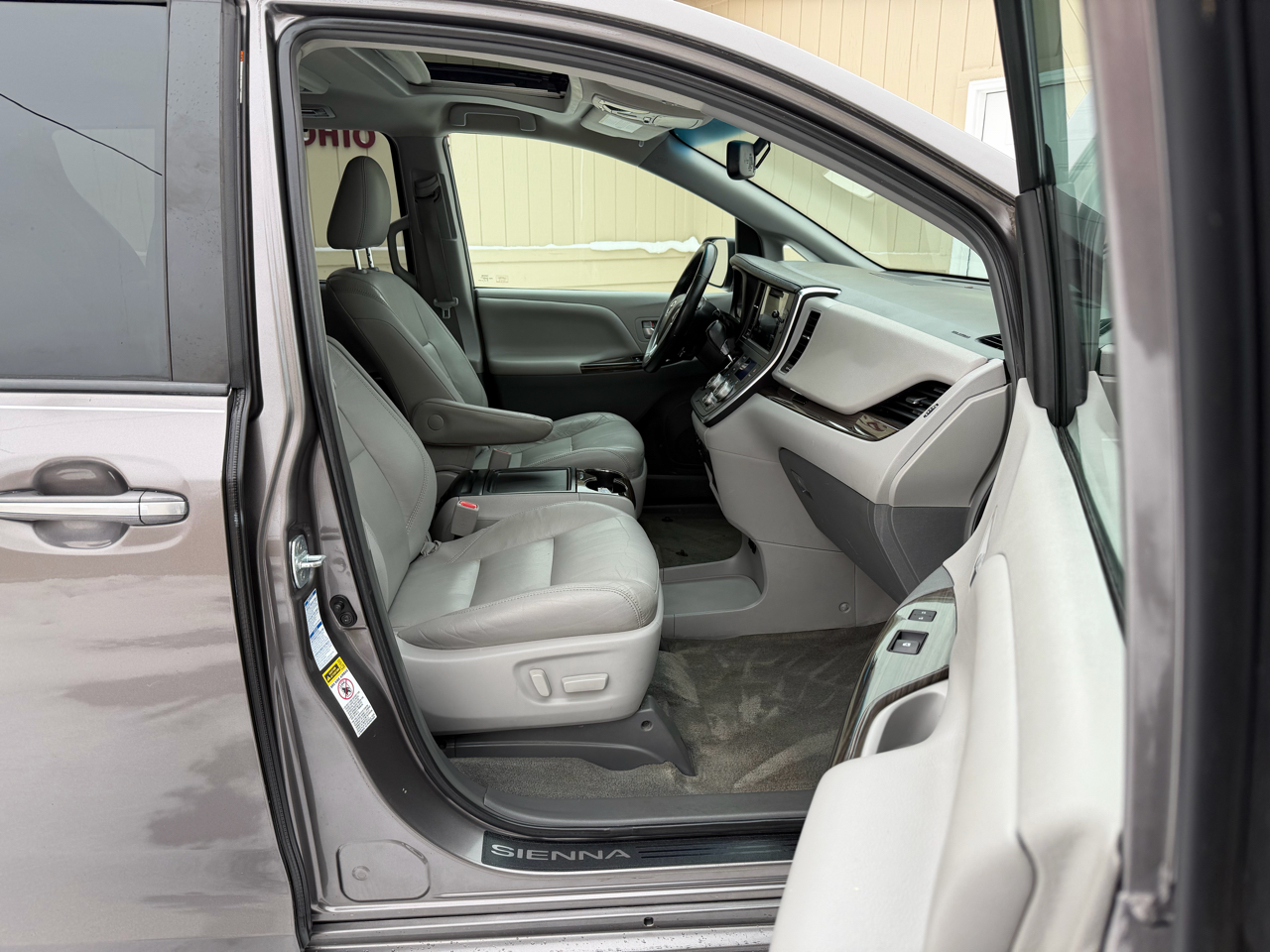 Toyota Sienna XLE Premium AWD 7-Passenger V6 2016