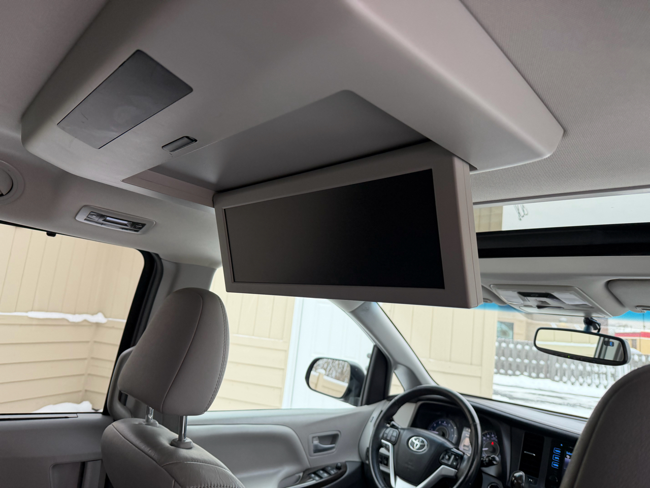 Toyota Sienna XLE Premium AWD 7-Passenger V6 2016