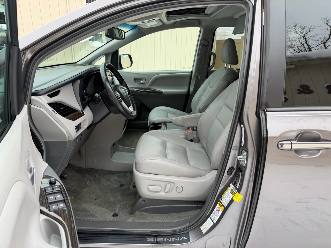 Toyota Sienna XLE Premium AWD 7-Passenger V6 2016