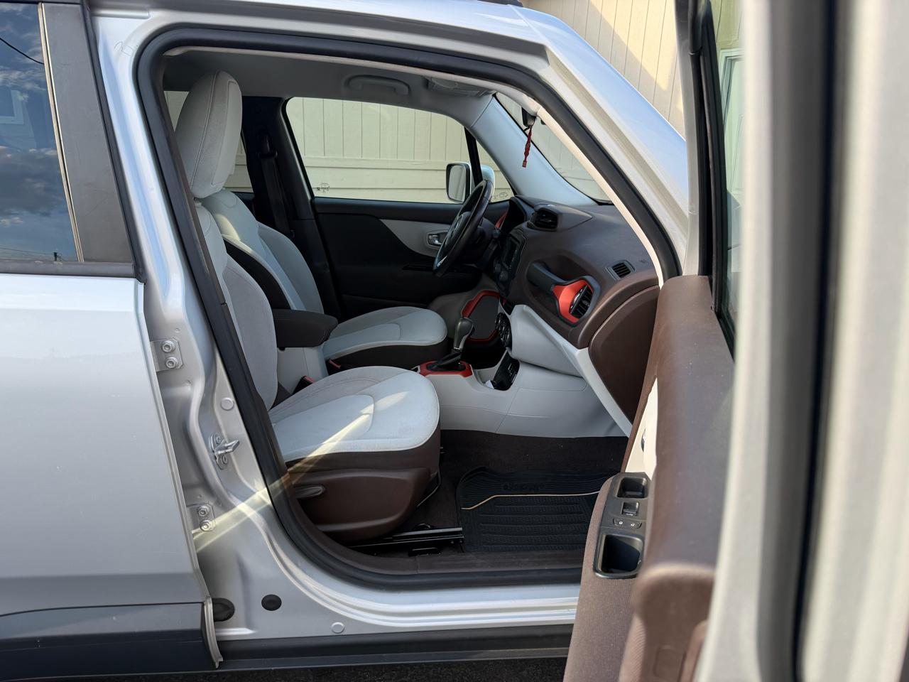 Jeep Renegade Latitude 4D SUV FWD 2015