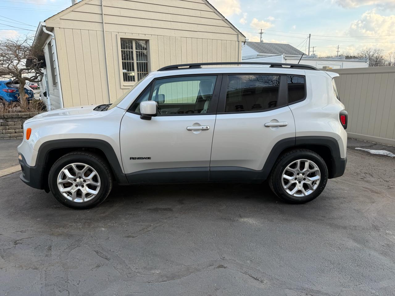 Jeep Renegade Latitude 4D SUV FWD 2015