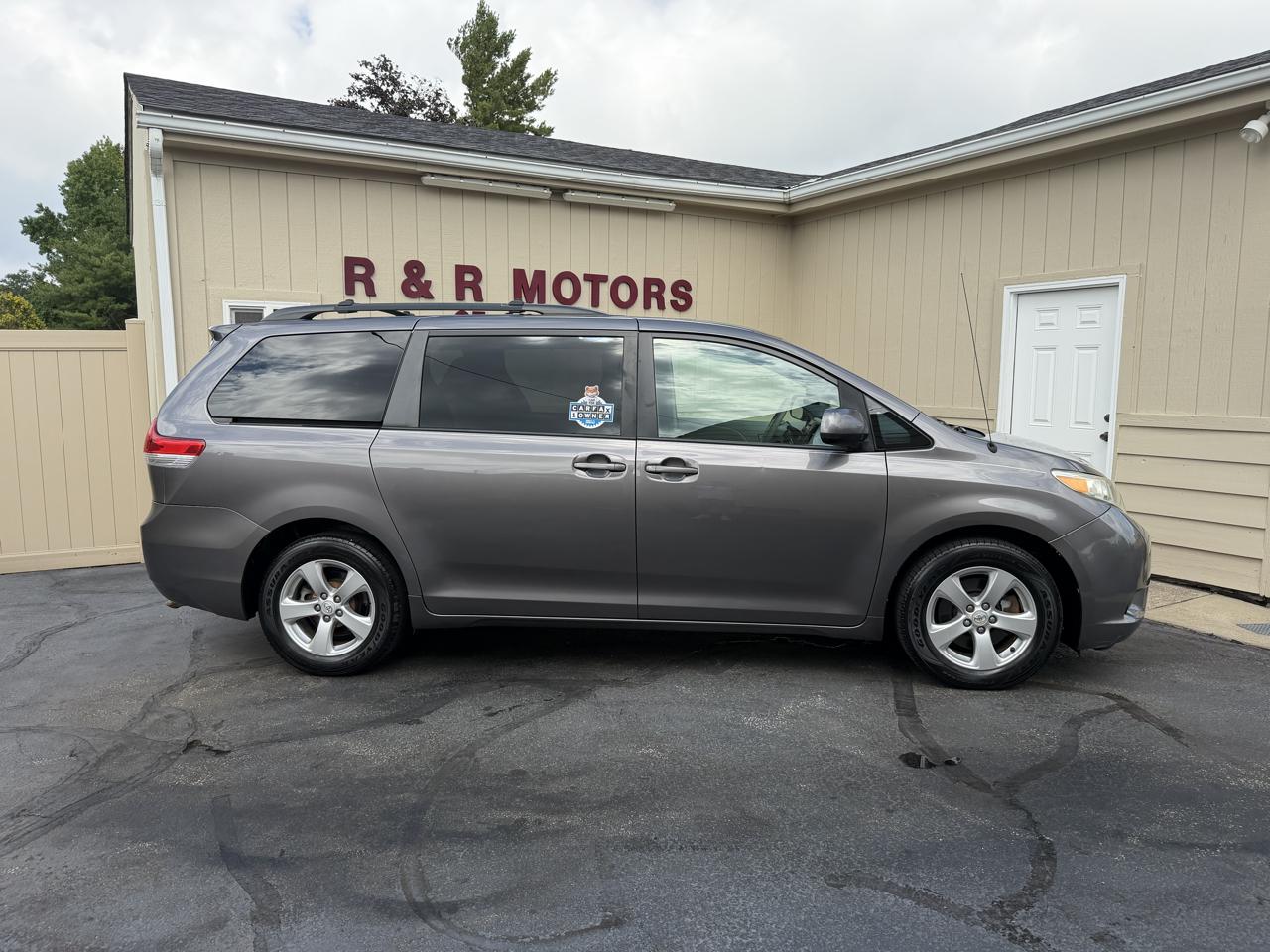 Toyota Sienna LE 8-Pass V6 2011