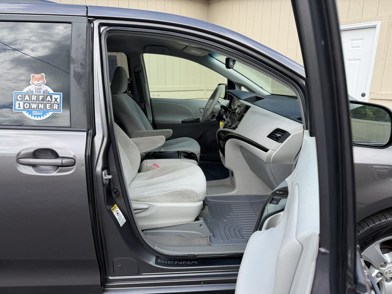 Toyota Sienna LE 8-Pass V6 2011