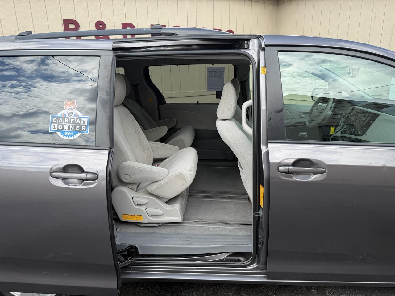 Toyota Sienna LE 8-Pass V6 2011
