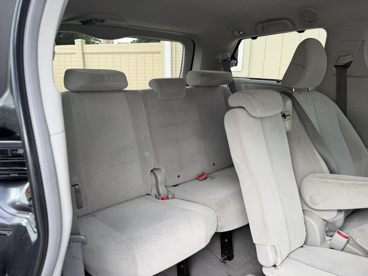 Toyota Sienna LE 8-Pass V6 2011