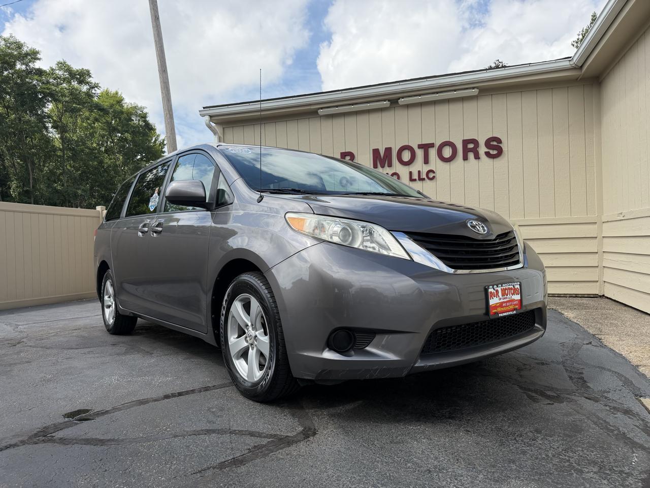 Toyota Sienna LE 8-Pass V6 2011