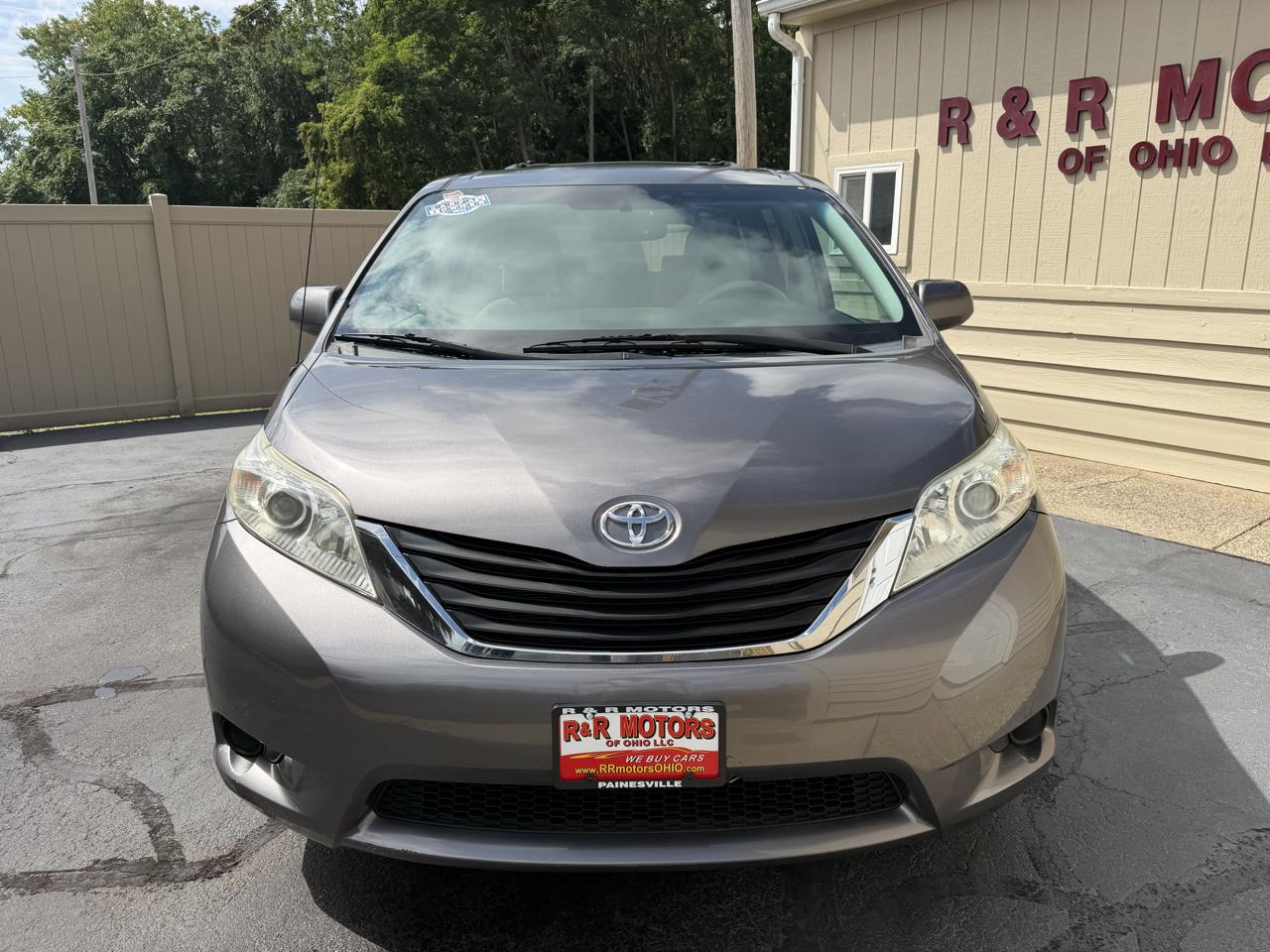 Toyota Sienna LE 8-Pass V6 2011