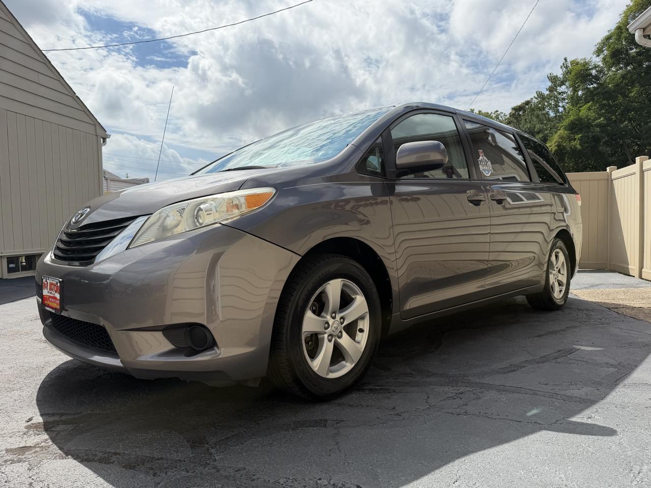 Toyota Sienna LE 8-Pass V6 2011