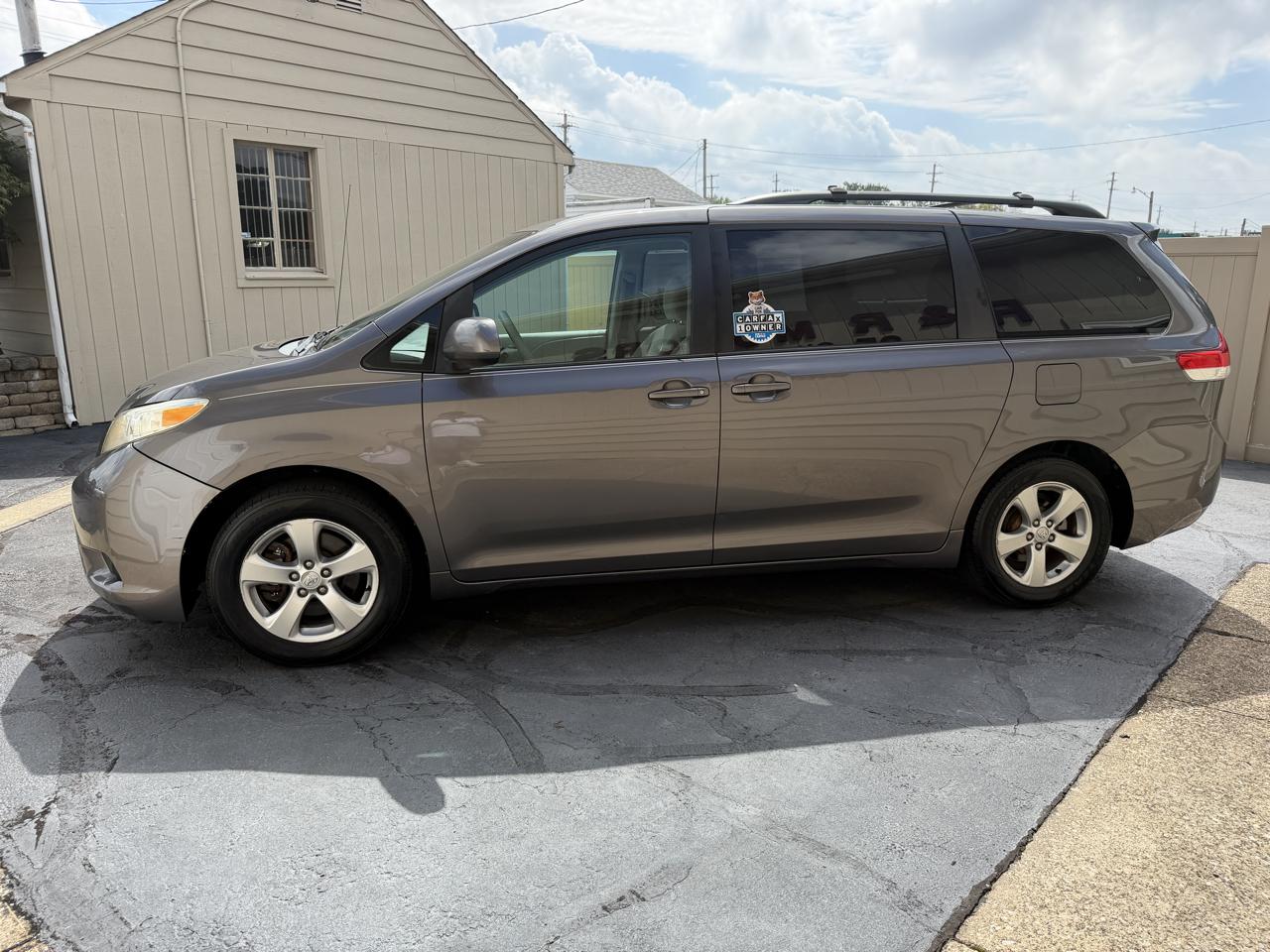 Toyota Sienna LE 8-Pass V6 2011