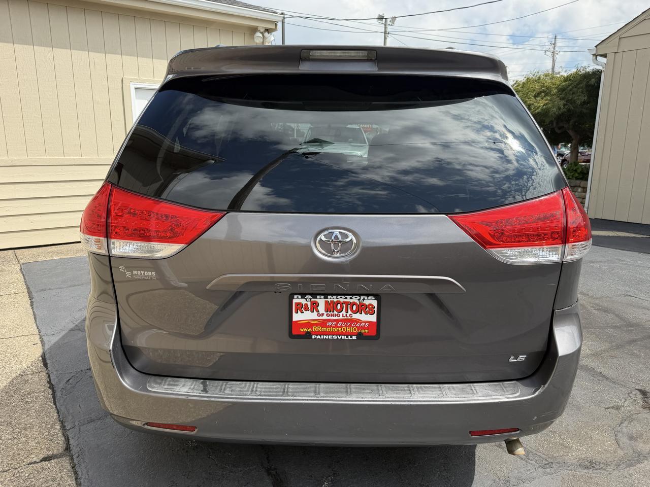 Toyota Sienna LE 8-Pass V6 2011