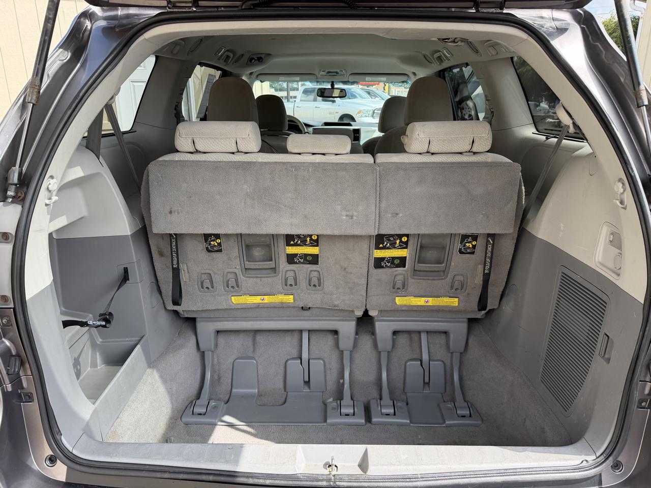 Toyota Sienna LE 8-Pass V6 2011
