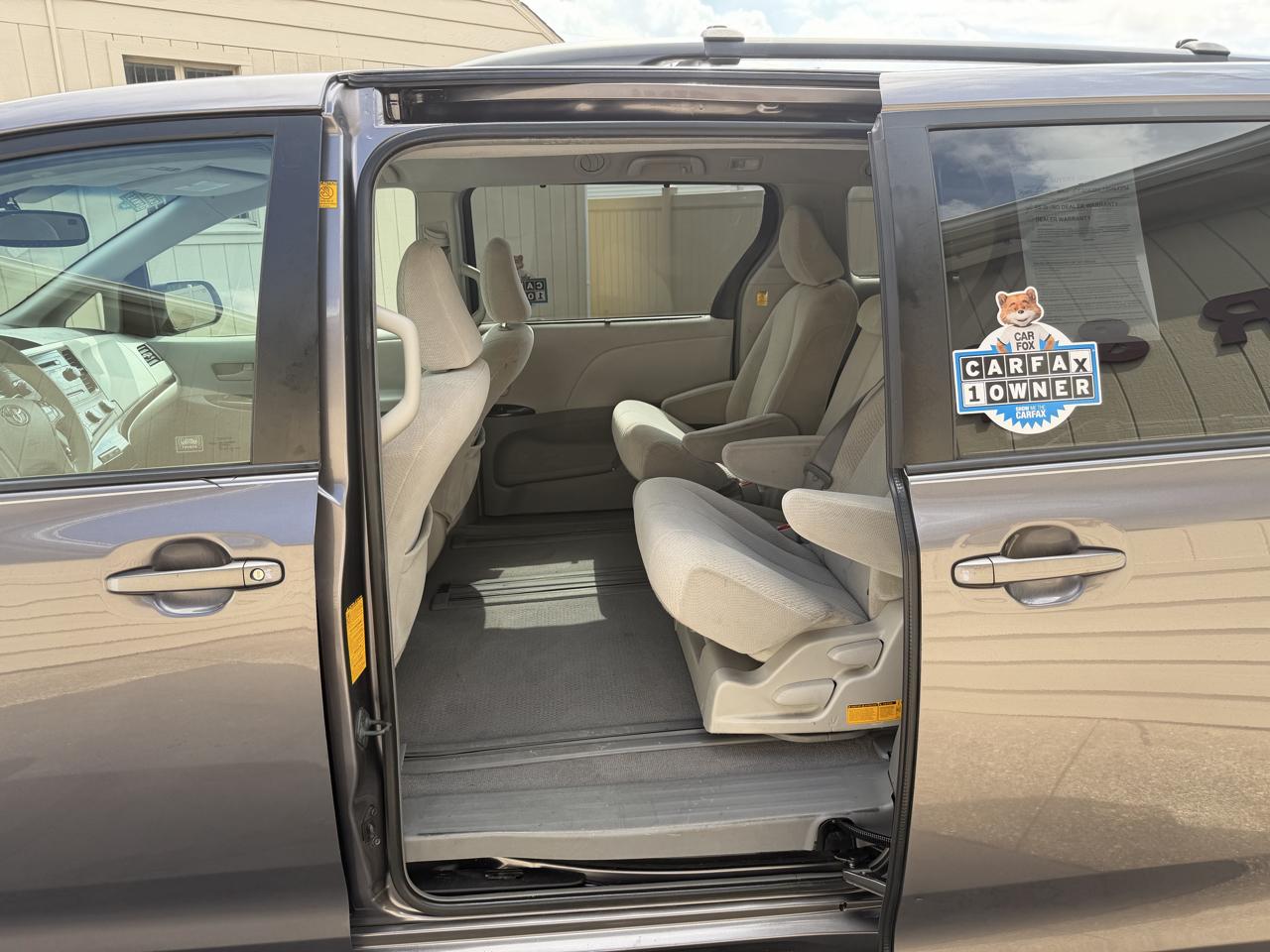 Toyota Sienna LE 8-Pass V6 2011