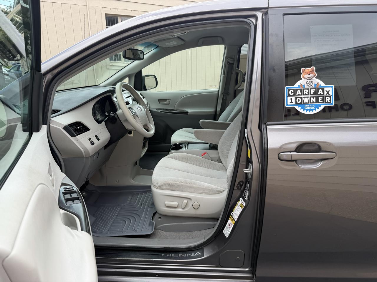Toyota Sienna LE 8-Pass V6 2011