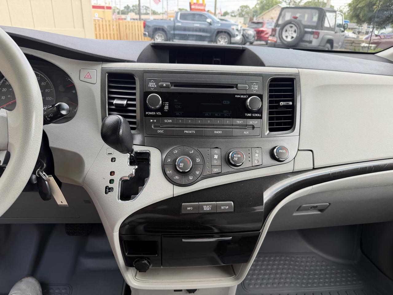 Toyota Sienna LE 8-Pass V6 2011