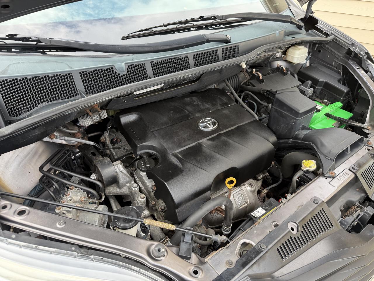 Toyota Sienna LE 8-Pass V6 2011