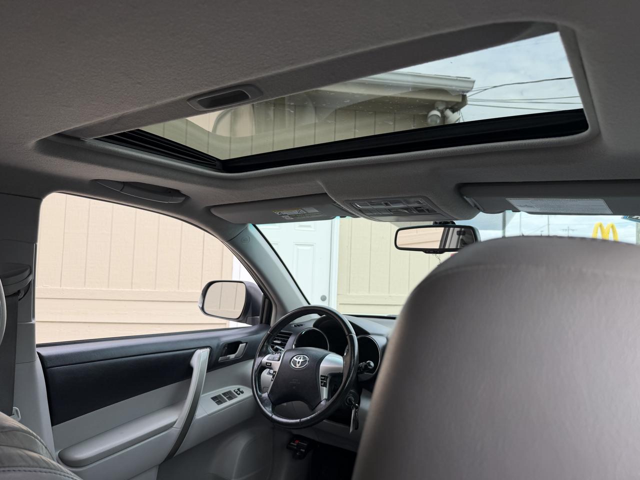Toyota Highlander SE 4D SUV AWD 2011