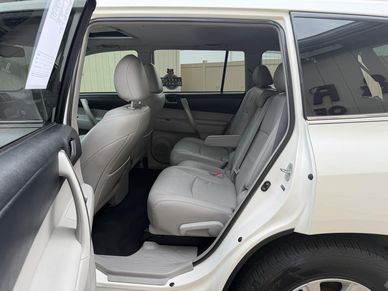 Toyota Highlander SE 4D SUV AWD 2011