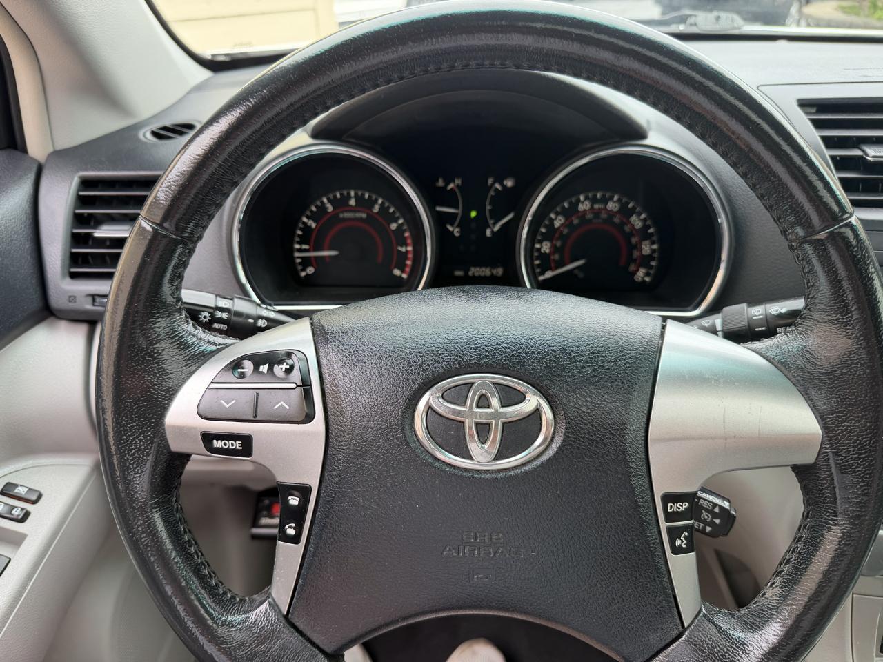 Toyota Highlander SE 4D SUV AWD 2011