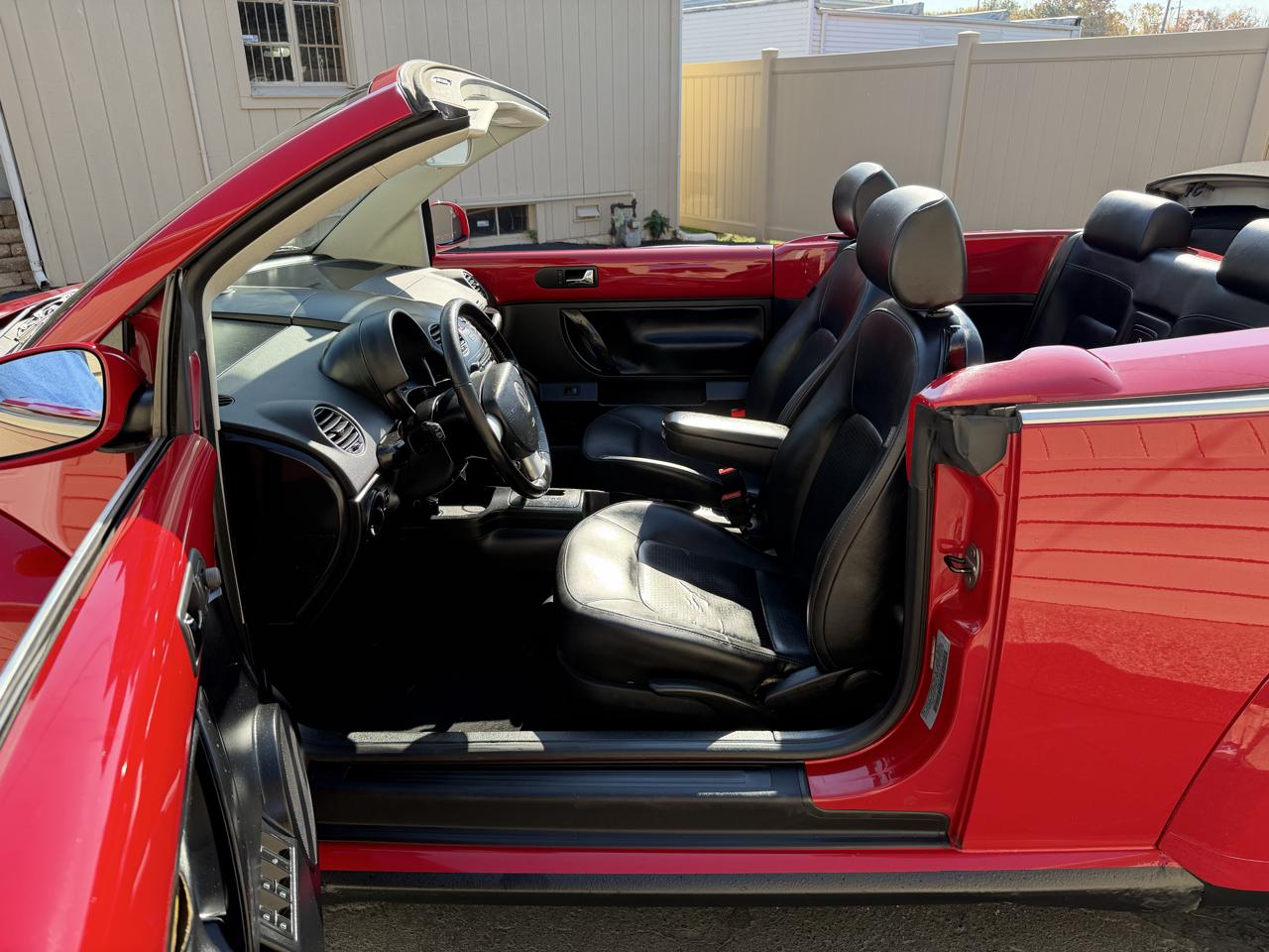 Volkswagen New Beetle 2.5L PZEV Convertible 2010