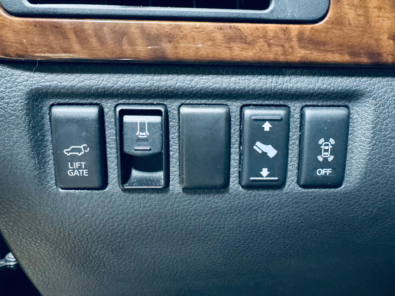 Nissan Armada 4WD 4dr Platinum 2014