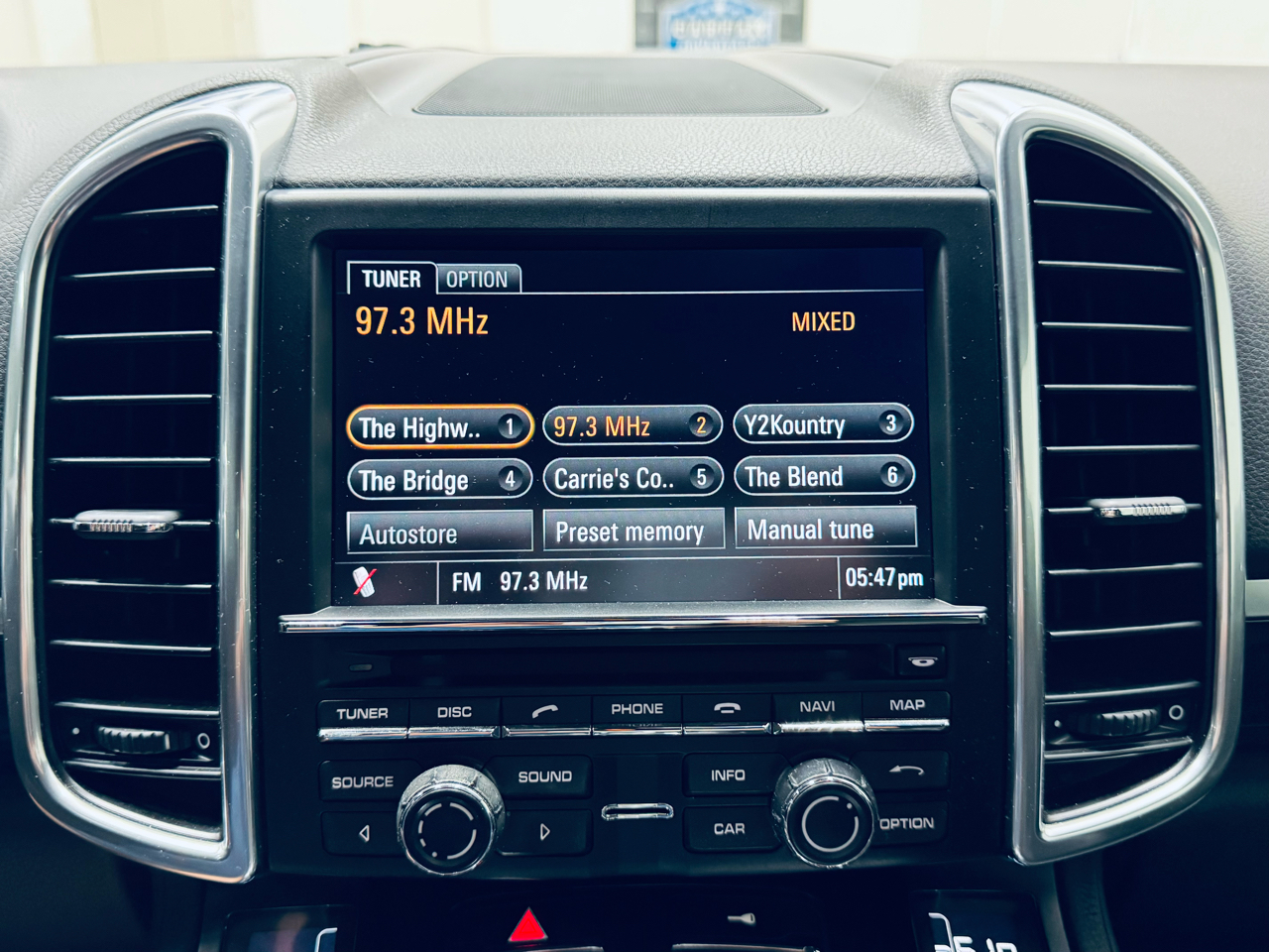 2011 Porsche Cayenne photo 39